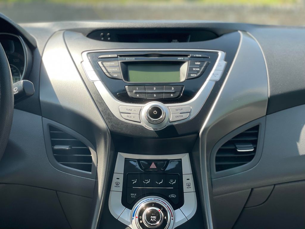 2012 Hyundai Elantra Image 18