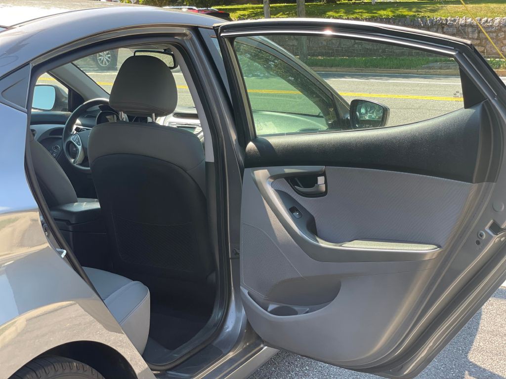 2012 Hyundai Elantra Image 24