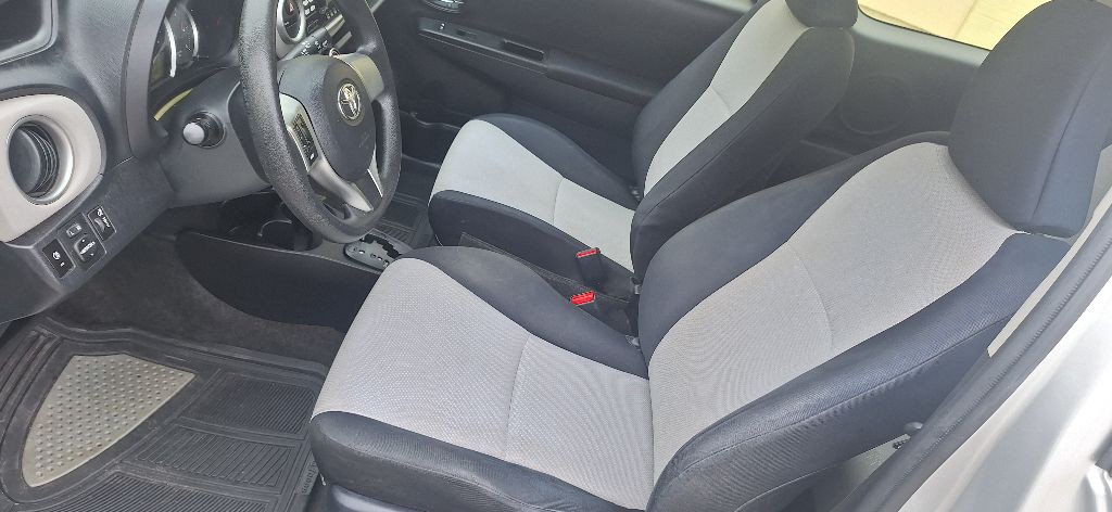 2012 Toyota Yaris Image 4