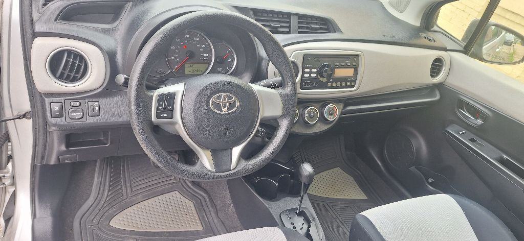 2012 Toyota Yaris Image 5