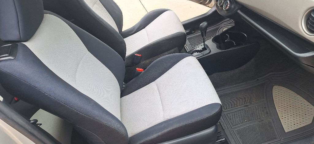 2012 Toyota Yaris Image 11
