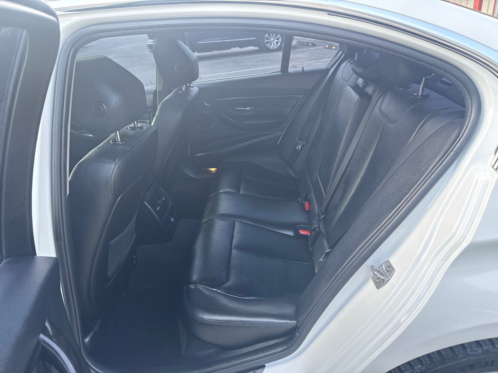 2015 BMW 3 Series Image 9
