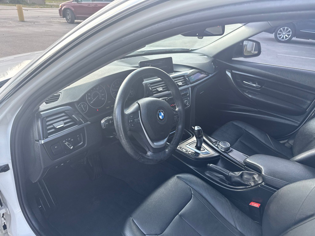 2015 BMW 3 Series Image 17