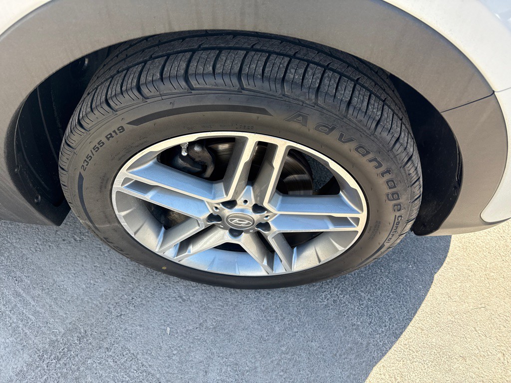 2017 Hyundai Santa Fe Image 3