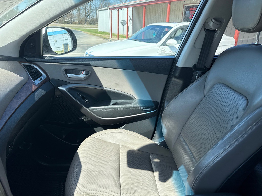 2017 Hyundai Santa Fe Image 12