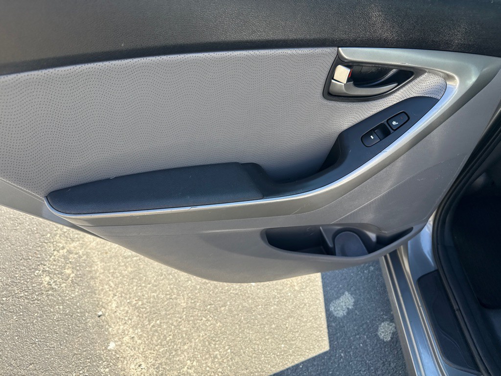 2013 Hyundai Elantra Image 8