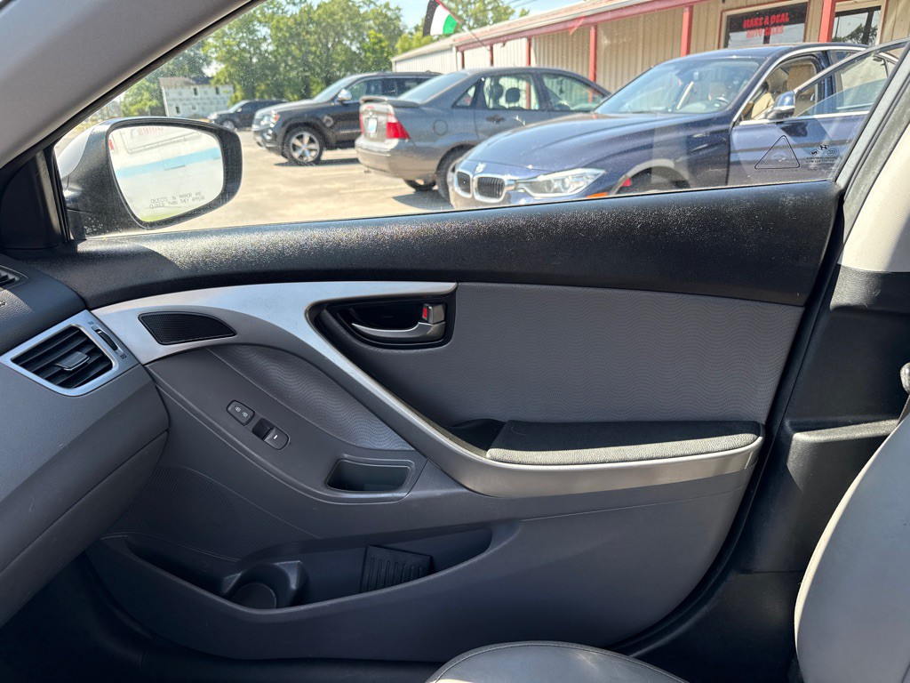 2013 Hyundai Elantra Image 16
