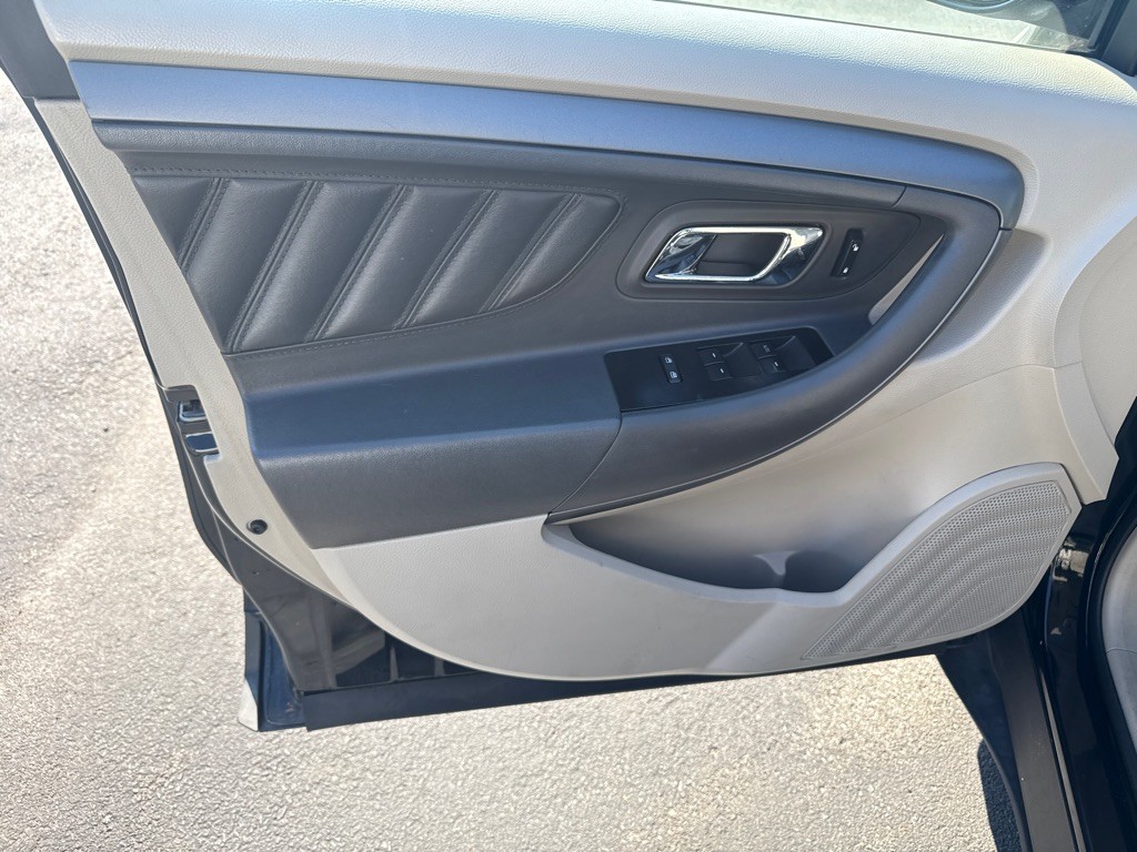 2011 Ford Taurus Image 16
