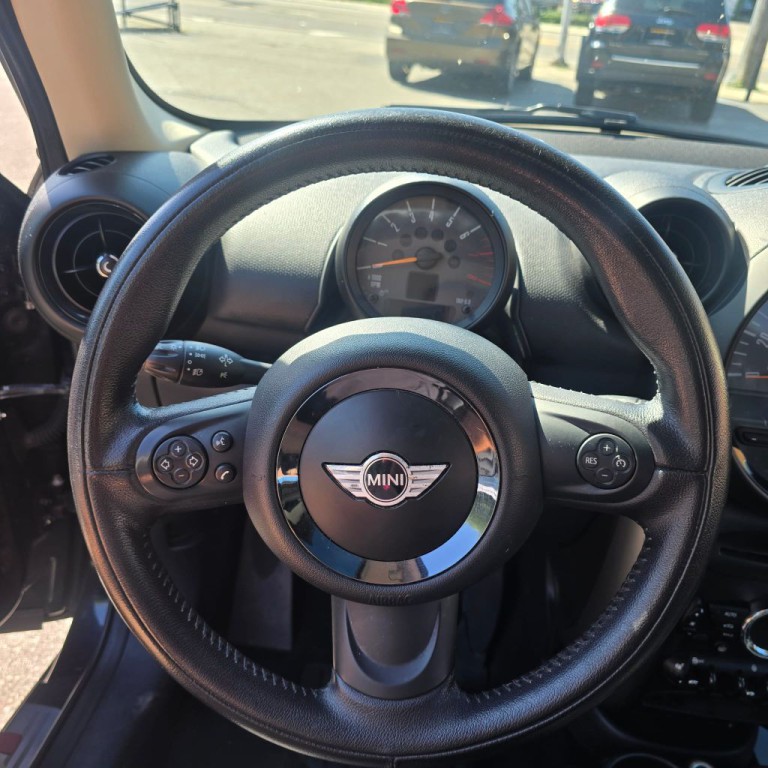 2015 MINI Countryman Image 9