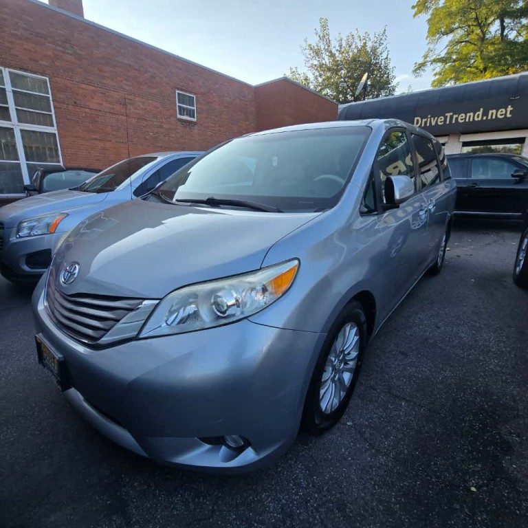 2013 Toyota Sienna Image 1
