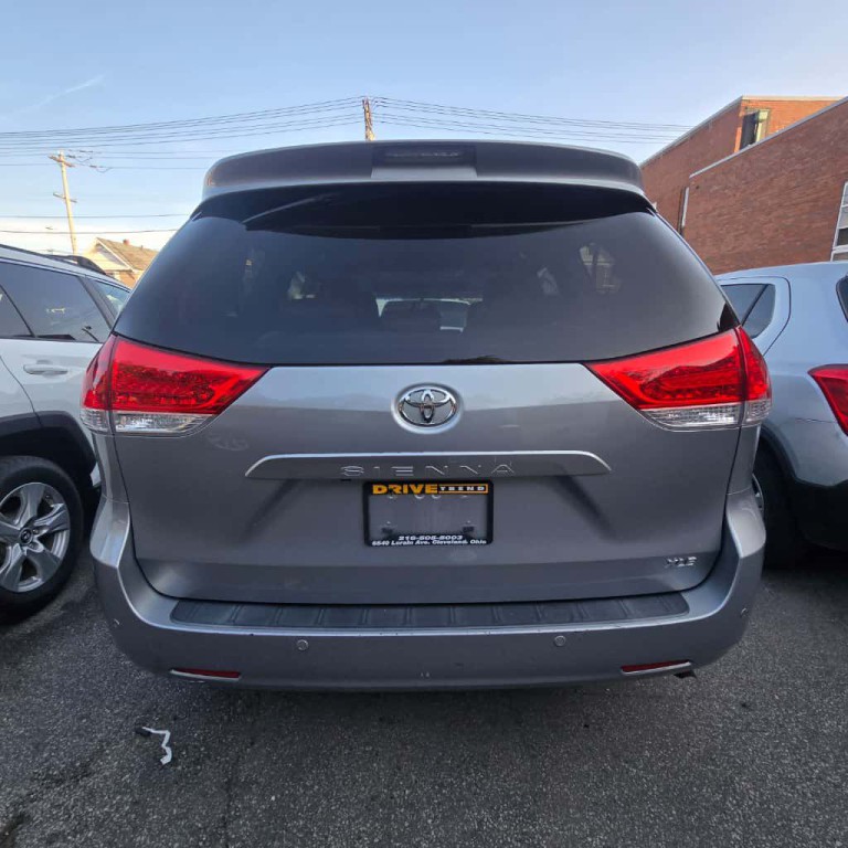 2013 Toyota Sienna Image 2