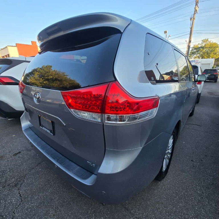 2013 Toyota Sienna Image 3