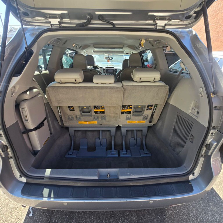 2013 Toyota Sienna Image 5