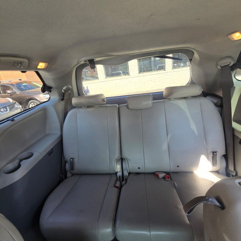 2013 Toyota Sienna Image 6