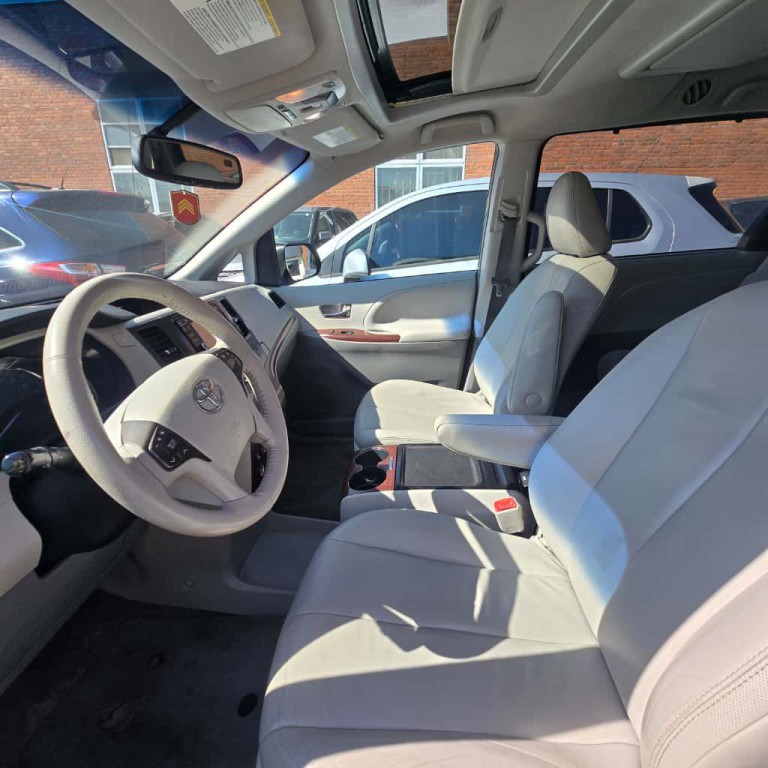 2013 Toyota Sienna Image 7