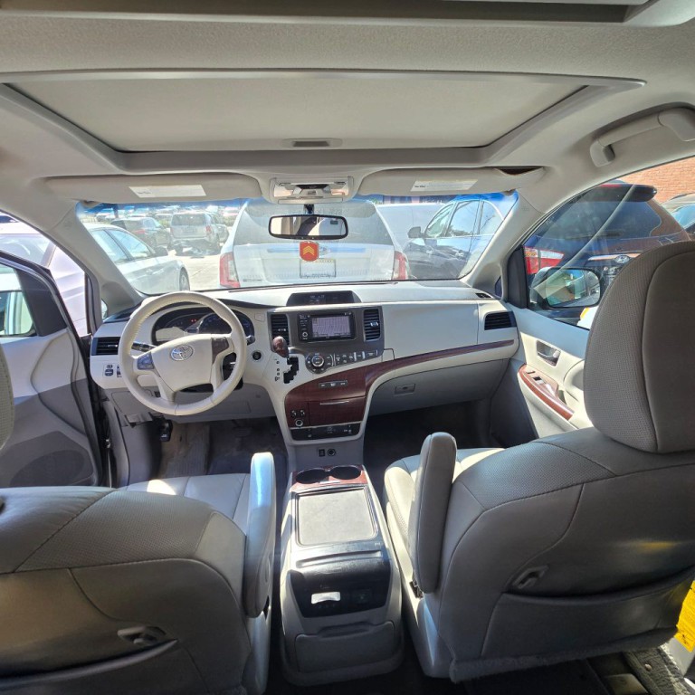 2013 Toyota Sienna Image 8