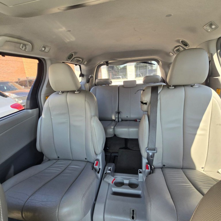 2013 Toyota Sienna Image 9