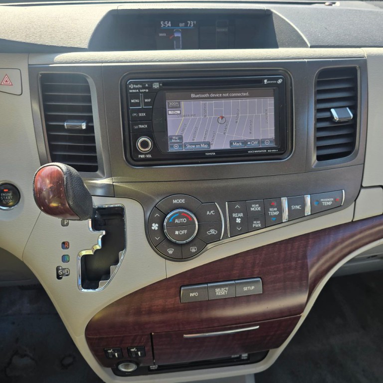2013 Toyota Sienna Image 11