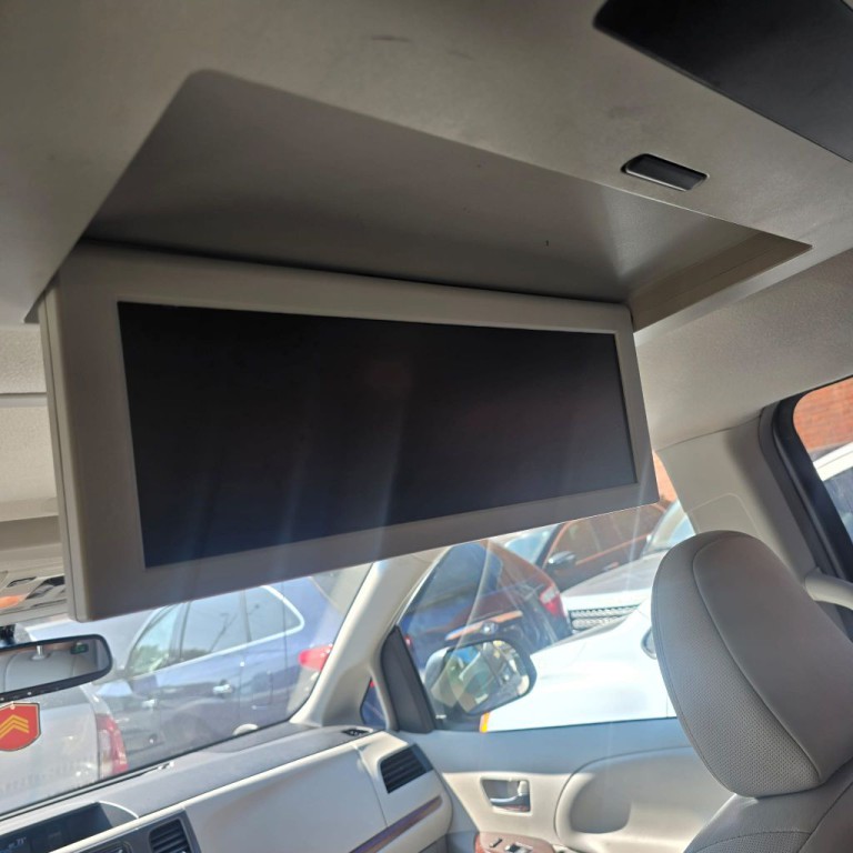 2013 Toyota Sienna Image 16