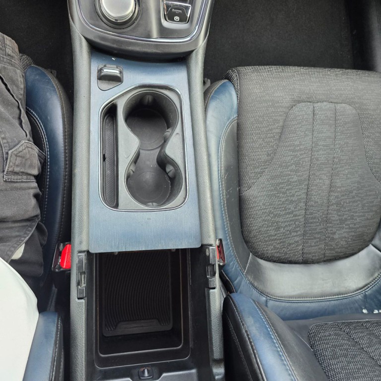 2015 Chrysler 200 Image 9