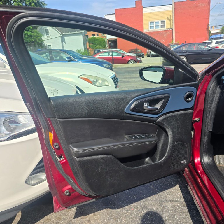 2015 Chrysler 200 Image 10
