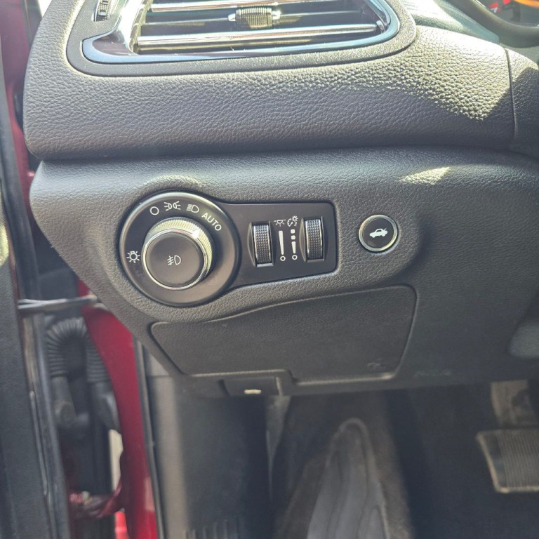 2015 Chrysler 200 Image 12