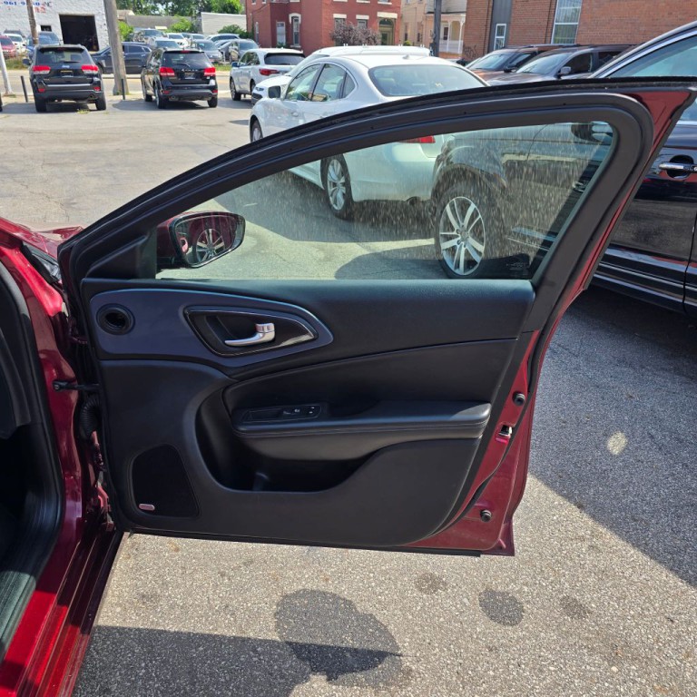 2015 Chrysler 200 Image 18