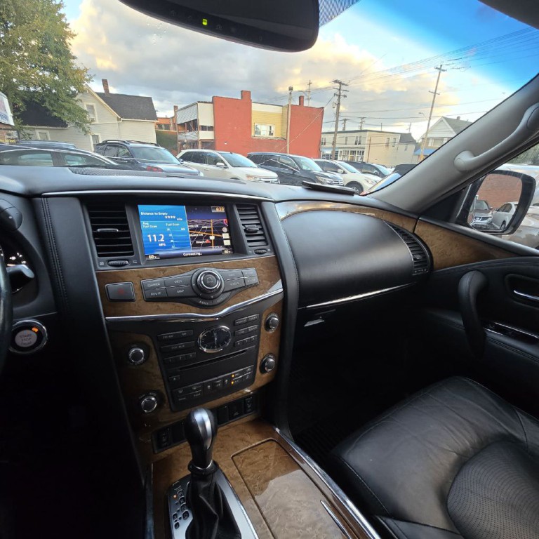 2011 INFINITI QX56 Image 9