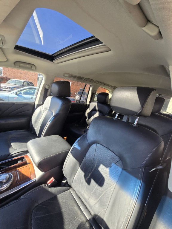 2015 INFINITI QX80 Image 9