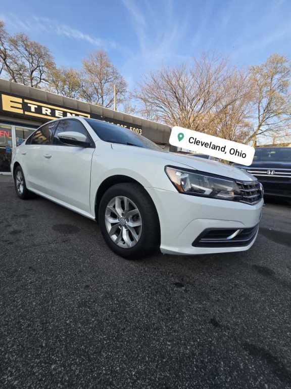 2018 Volkswagen Passat Image 2