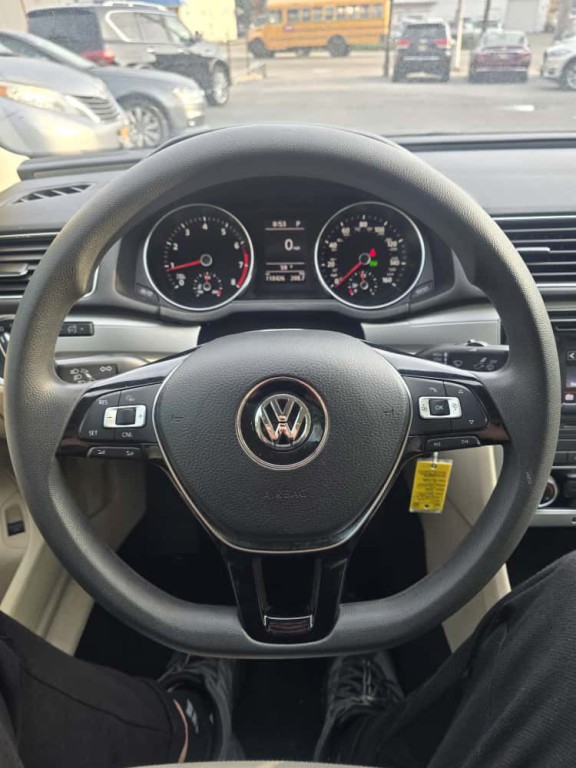 2018 Volkswagen Passat Image 16