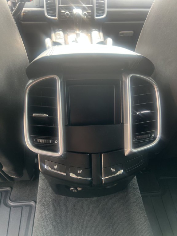 2016 Porsche Cayenne Image 12