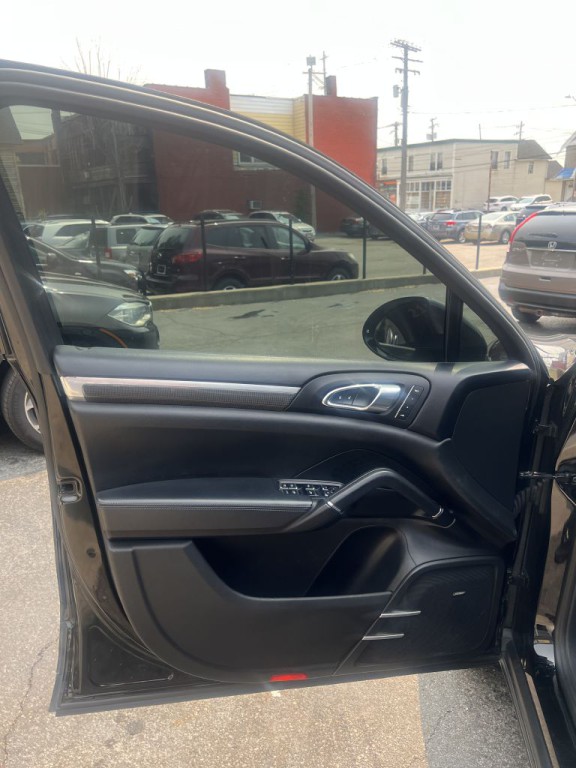 2016 Porsche Cayenne Image 13