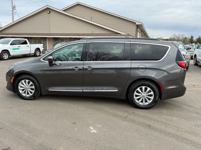 2017 Chrysler Pacifica Image 1