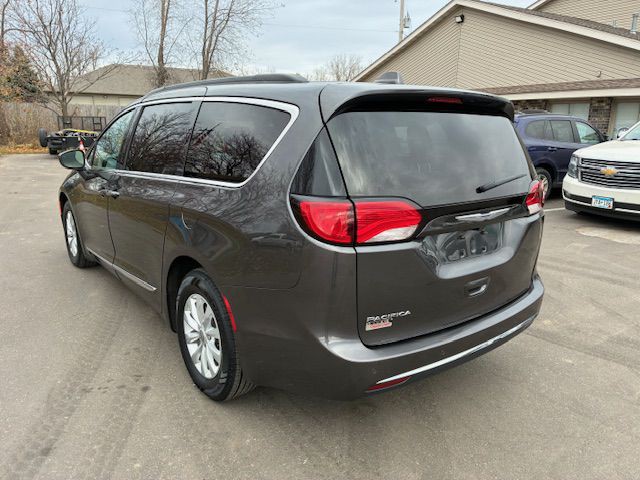 2017 Chrysler Pacifica Image 2