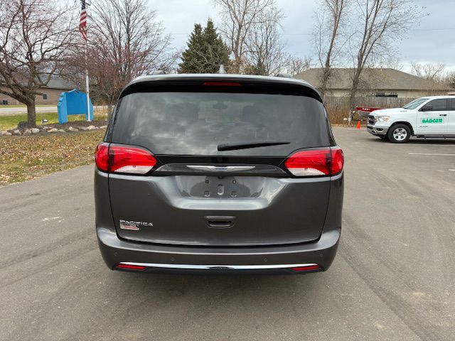 2017 Chrysler Pacifica Image 3