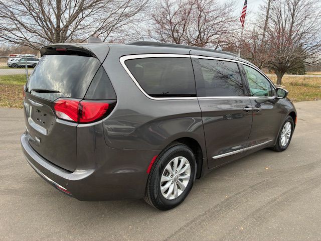 2017 Chrysler Pacifica Image 4