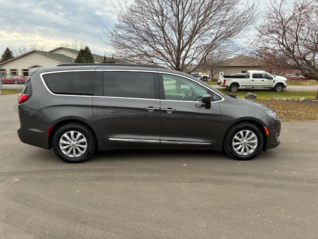 2017 Chrysler Pacifica Image 5