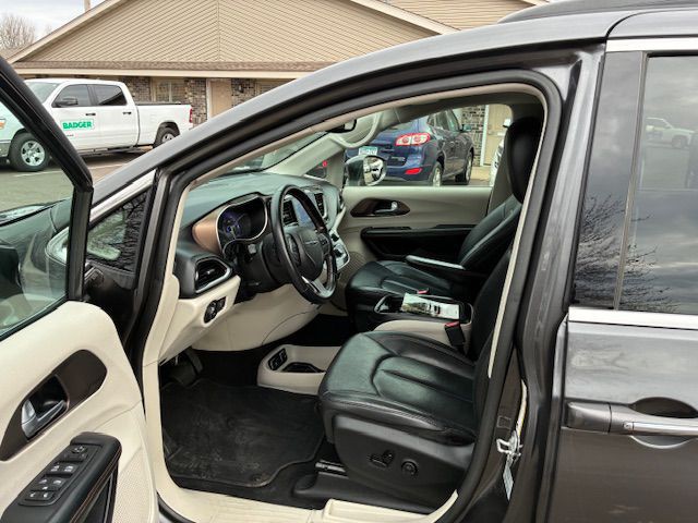 2017 Chrysler Pacifica Image 10