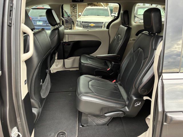 2017 Chrysler Pacifica Image 11
