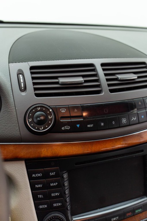 2005 Mercedes-Benz E-Class Image 38