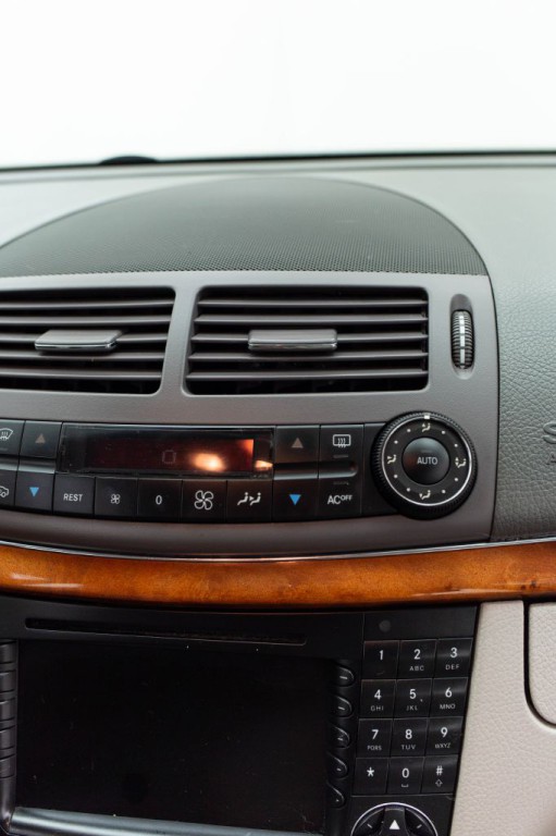 2005 Mercedes-Benz E-Class Image 39