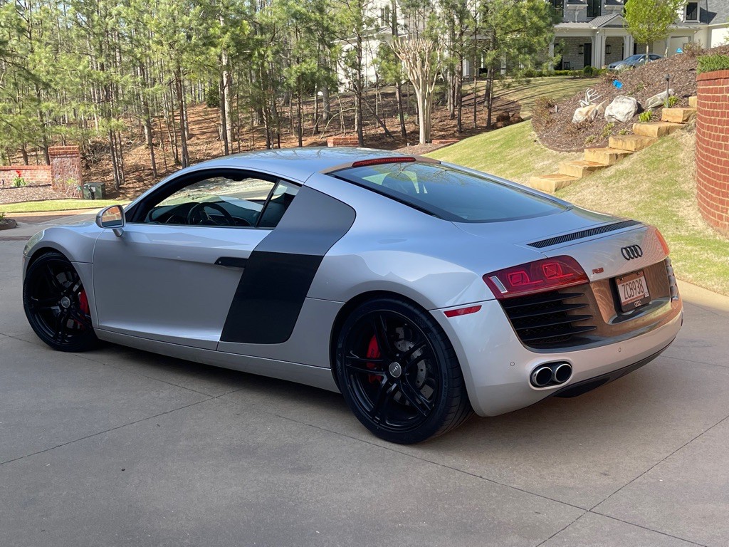2010 Audi R8 Image 2