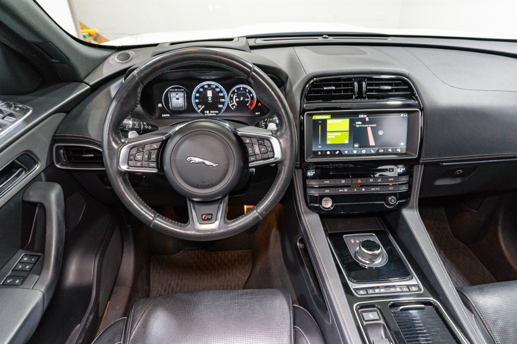 2018 Jaguar F-PACE Image 11