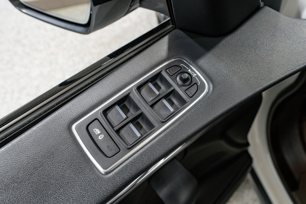 2018 Jaguar F-PACE Image 14