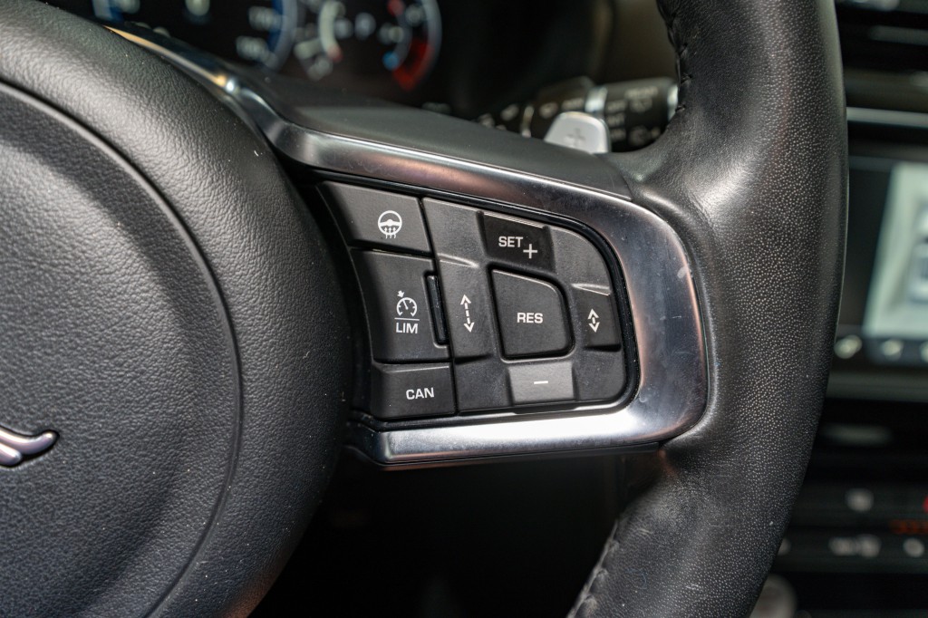 2018 Jaguar F-PACE Image 28
