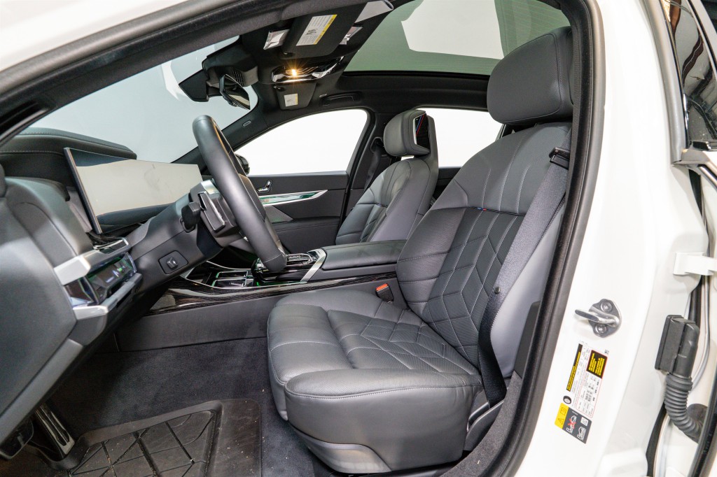 2024 BMW i7 Image 16