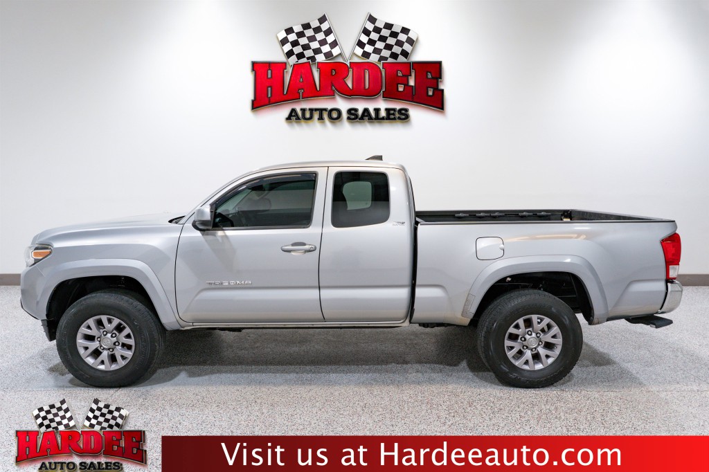 2017 Toyota Tacoma Image 1