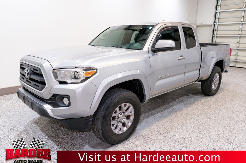 2017 Toyota Tacoma Image 2