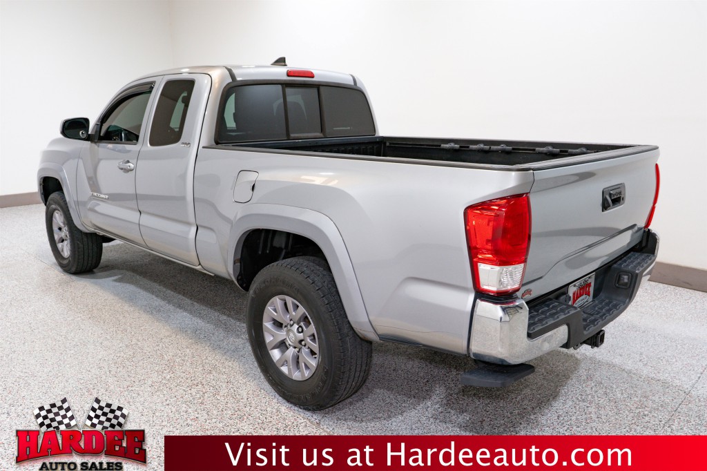 2017 Toyota Tacoma Image 3
